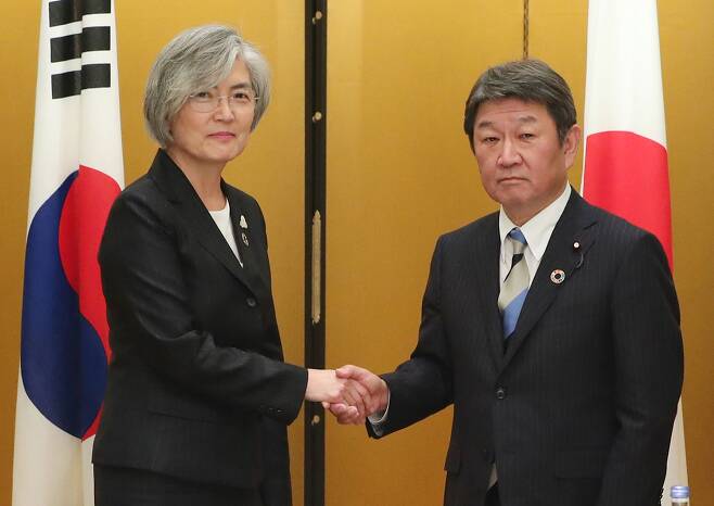 ⓒ연합뉴스11월23일 G20 외교장관 회의에 참석한 강경화 외교부 장관(왼쪽)이 모테기 도시미쓰 일본 외무장관과 악수하고 있다.
