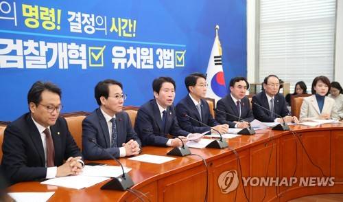 발언하는 이인영 원내대표 (서울=연합뉴스) 안정원 기자 = 더불어민주당 이인영 원내대표가 12일 서울 여의도 국회에서 열린 정책조정회의에서 발언하고 있다. jeong@yna.co.kr