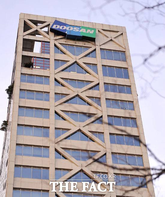 두산건설이 두산중공업의 100% 자회사로 편입된다. 상장사인 두산건설은 두산중공업의 완전자회사가 된 후 비상장회사로 전환될 예정이다. 사진은 두산건설 본사. /더팩트 DB