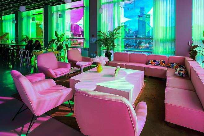 2층 도시탐험카페. 온통 핑크색으로 가득한 특별한 공간이다