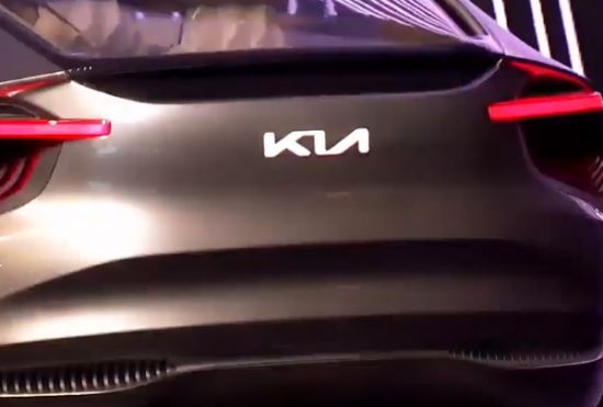 2019 제네바모터쇼에 선보인 'Imagine by Kia'의 차량에 부착된 새로운 로고. 대체로 긍정적인 평가지만 '즐'로 보인다는 지적도 나왔다. Kondor 유튜브 캡처