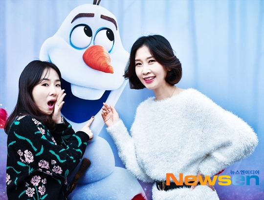 전편에 이어 겨울왕국2에서도 엘사와 안나 목소리를 연기한 성우 소연(오른쪽)과 박지윤