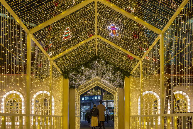 타임스퀘어에 설치된 금빛의 조명 터널. 이하 서울관광재단 제공