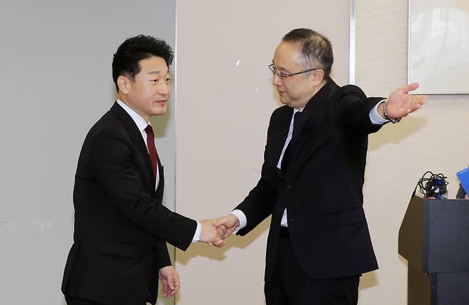 이호현(왼쪽) 산업통상자원부 무역정책국장이 16일 일본 도쿄 경제산업성(경산성) 회의실에서 열린 한·일 국장급 수출관리 정책 대화에서 이다 요이치(飯田陽一) 경제산업성 무역관리부장의 안내로 자리로 이동하고 있다. 산업부 제공