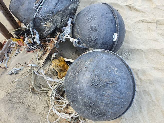 지난 5일 전남 신안군 양산해변에서 찾은 검은 부표. 상단부에 한자가 쓰여져 있다. 프리랜서 장정필