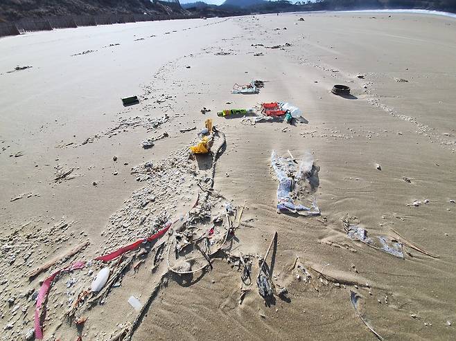 지난 5일 전남 신안군 자은면 양산해변에 널려 있는 쓰레기들이 만조 때 파도 물결을 따라 길게 늘어서 있다. 프리랜서 장정필