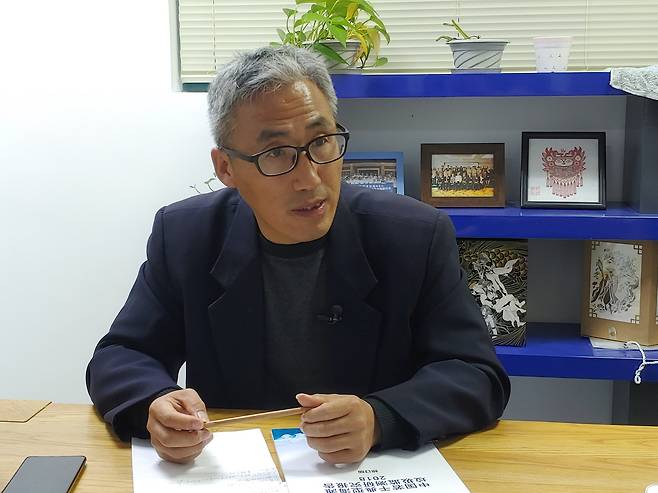 지난달 26일 중국 내 환경 NGO인 상하이 렌두의 류용롱 이사장이 전 세계 각국의 해양 쓰레기 해결방안에 대해 설명하고 있다. 진창일 기자