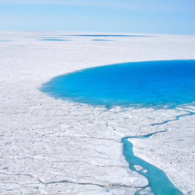 봄과 여름에 수천개가 생기는 그린란드 빙하 표면의 호수. 호수 바닥에 균열이 생겨 누수된 호숫물이 대륙 빙하를 바다로 밀어낸다. 우즈홀해양연구소 제공