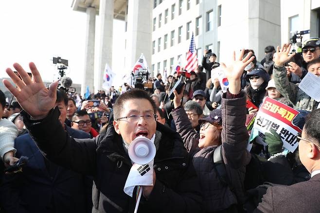 자유한국당 황교안 대표가 16일 서울 여의도 국회에서 열린 '공수처법 선거법 날치기 저지 규탄대회' 참가자들과 함께 시위를 벌이고 있다. 이들은 본청 무단 진입을 시도하다 경찰에 막혀 입구에서 집회를 열었다. [연합]