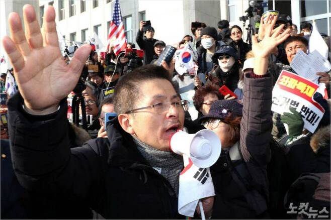 자유한국당 황교안 대표가 16일 오전 국회 본관 계단 앞에서 지지자들과 함께 '공수처법 선거법 날치기 저지 규탄대회'를 갖고 있다. (사진=윤창원 기자)