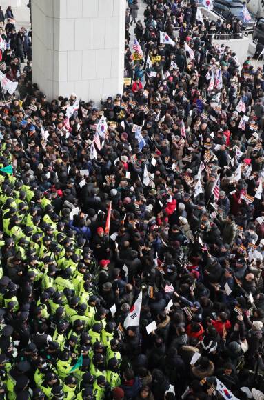 ‘태극기 부대’ 난입… 국회가 마비됐다 - 자유한국당이 16일 서울 여의도 국회에서 주최한 ‘공수처·선거법, 2대 악법 날치기 저지’ 규탄대회에 참가한 보수단체 회원과 한국당 지지자 등 수천명이 국회 본청에 대해 난입 시도를 하면서 이를 저지하는 경찰과 대치하고 있다. 이들 탓에 국회가 사실상 봉쇄되는 초유의 사태를 빚었다. 집회는 오후 7시 넘어 해산됐다. 김명국 선임기자 daunso@seoul.co.kr ‘태극기 부대’ 난입… 국회가 마비됐다 - 자유한국당이 16일 서울 여의도 국회에서 주최한 ‘공수처·선거법, 2대 악법 날치기 저지’ 규탄대회에 참가한 보수단체 회원과 한국당 지지자 등 수천명이 국회 본청에 대해 난입 시도를 하면서 이를 저지하는 경찰과 대치하고 있다. 이들 탓에 국회가 사실상 봉쇄되는 초유의 사태를 빚었다. 집회는 오후 7시 넘어 해산됐다. 김명국 선임기자 daunso@seoul.co.kr