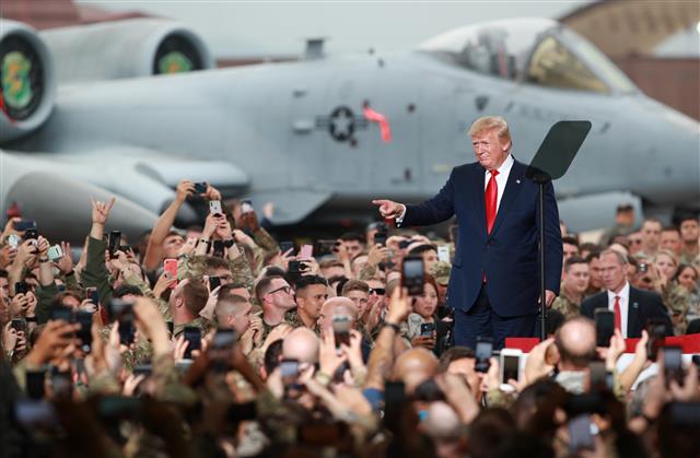 지난 6월 30일 도널드 트럼프 미국 대통령이 경기 평택 주한미군 오산공군기지에서 미 장병들을 격려하고 있다. 미국은 전 세계에 800여개의 군사기지를 운영하는 것으로 추산된다.연합뉴스