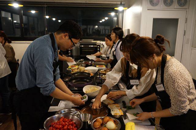서울 마포구 서교동 소셜살롱 문토의 ‘생각하는 주방’ 참여자들이 음식을 만들고 있다. 문토 제공