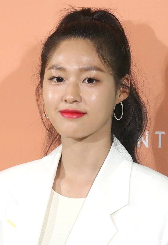 그룹 AOA 설현이 5일 오후 서울 강남구 청담동의 한 캐리어 브랜드 론칭 행사에 참석해 포토타임을 갖고 있다.박세완 기자 park.sewan@jtbc.co.kr / 2019.07.05/