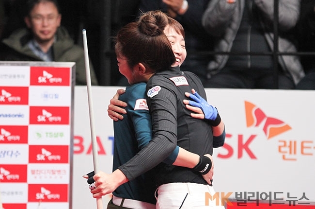 김가영의 우승이 확정 된 후 류지원과 김가영이 포옹하고 있다.