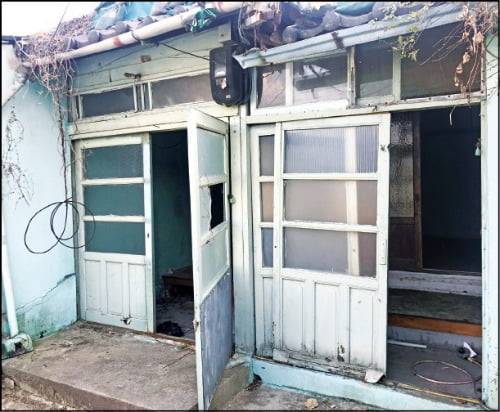 부산 영도구 봉래동5가의 빈집 밀집지역. 골목길 세 가구 중 한 가구가 녹슨 자물쇠로 잠겨 있다. 지난달에는 59세 남성 한 명이 홀로 사망해 열흘 만에 경찰에게 발견됐다. /허문찬 기자 sweat@hankyung.com