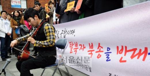 - 中대사관 앞 탈북자 연주 4일 오후 서울 종로구 효자동 주한 중국대사관 건너편 옥인교회 앞에서 북한인권단체연합회가 연 탈북자 강제 북송 중단 촉구 집회에서 한 탈북자가 해금으로 북한 민요를 연주하고 있다. 2012.03.04손형준기자 boltagoo@seoul.co.kr