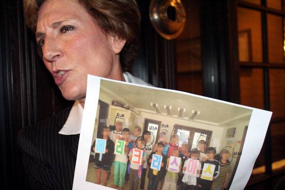 - 수전 솔티 북한자유연합 대표가 2013년 5월 30일(현지시간) 지난 2011년 성탄절 중국에 함께 모여 있을 때 찍은 탈북 청소년 15명의 사진을 공개했다. 이중 ‘ROK’로 표시된 청소년은 한국으로, ‘USA’는 미국으로 간 청소년이다. 나머지 8명과 사진에 없는 1명은 라오스에서 북한으로 강제 송환된 청소년이다. 연합뉴스 2013.05.31.