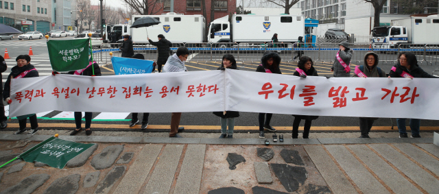 21일 오후 청와대 인근에서 서울맹학교 학부모들이 침묵시위를 하고 있다./연합뉴스