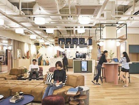 공유 오피스 위워크 삼성역점에서 입주자들이 업무를 보고 있다. /위워크