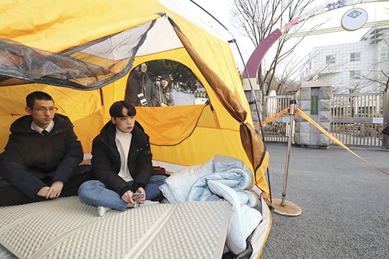 인헌고 학생들이 지난 18일 서울 관악구 인헌고 앞에서 ‘공익제보에 대한 처벌과 탄압에 대한 기자회견’을 마치고 텐트 농성을 하고 있다. [뉴시스]