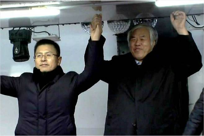 11월 20일 '문재인 하야 범국민 투쟁본부' 단체의 집회 무대에 오른 자유한국당 황교안 대표와 전광훈 한국기독교총연합회 회장 (사진=노컷브이 영상 캡처)