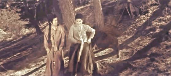 영화 ‘강화도령’(1963)에서 복녀(최은희)가 원범(신영균)에게 찢어진 바지를 꿰매줄 테니 벗어달라며 자신의 치마를 빌려주고 있다. [영화 캡처]