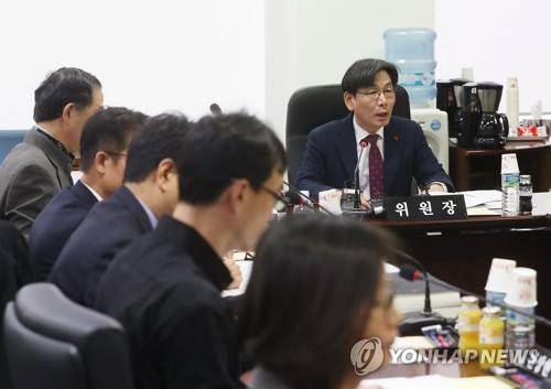 원안위, 월성1호기 영구정지 논의 (서울=연합뉴스) 신준희 기자 = 엄재식 원자력안전위원회 위원장이 24일 오전 서울 원자력안전위원회에서 열린 회의를 주재하고 있다. 원자력안전위원회가 이날 회의에서 경북 경주시 월성 원자력발전소 1호기의 영구정지를 다시 논의한다. hama@yna.co.kr