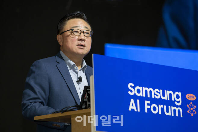 지난달 5일 삼성전자 서울R&D캠퍼스에서 열렸던 ‘삼성 AI 포럼 2019’에서 고동진 IM부문장(사장)이 개회사를 하고 있는 모습. (사진=삼성전자)