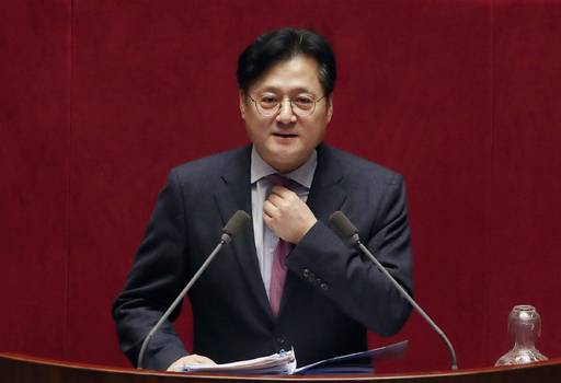 홍익표 더불어민주당 의원이 25일 오전 서울 여의도 국회에서 열린 제372회 국회 (임시회) 제1차 본회의에서 공직선거법 일부개정법률안에 대한 찬성 측 무제한 토론(필리버스터)을 하고 있다. 뉴스1