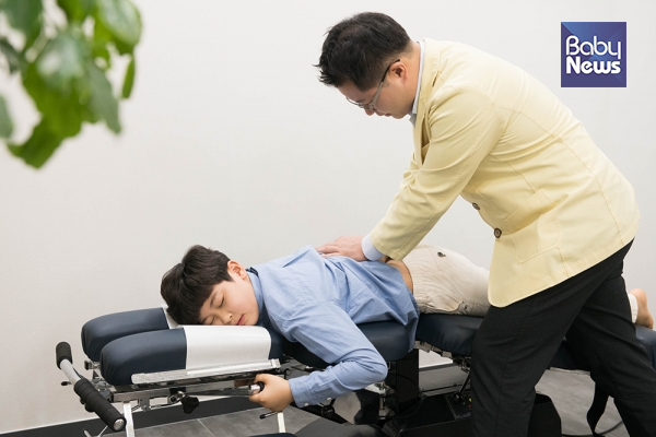 키성장에 대한 도움말을 제공한 아이누리한의원 박지호 원장의 진료모습. ⓒ아이누리한의원