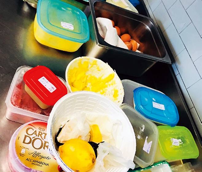 인턴을 했던 레스토랑은 매일 소스 20여가지를 이용해 다양한 요리를 만들었다. 사진은 냉장고 청소를 위해 꺼내놓은 소스통들이다.