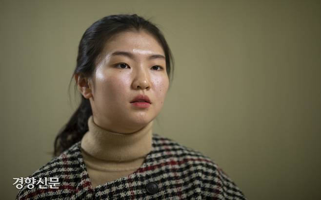 지난 23일 경향신문 인터뷰실에서 심석희 선수가 그간의 심경을 이야기하고 있다. 조재범 전 국가대표 쇼트트랙 코치로부터 고교 2학년 때부터 3년4개월간 성폭력 피해를 입었다는 내용의 고소장을 2018년 12월 제출한 그는 “이제는 당당하게 세상 앞으로 나아가고 싶다”고 말했다. 우철훈 선임기자 photowoo@kyunghyang.com