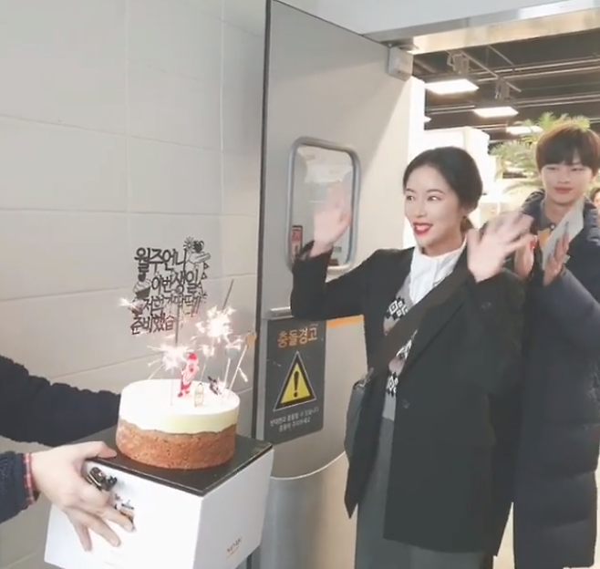 배우 황정음(오른쪽 두번째)이 최근 JTBC 드라마 '쌍갑포차' 촬영장에서 스탭들이 준비한 생일 케이크를 받고 있다. /사진=황정음 인스타그램 캡처