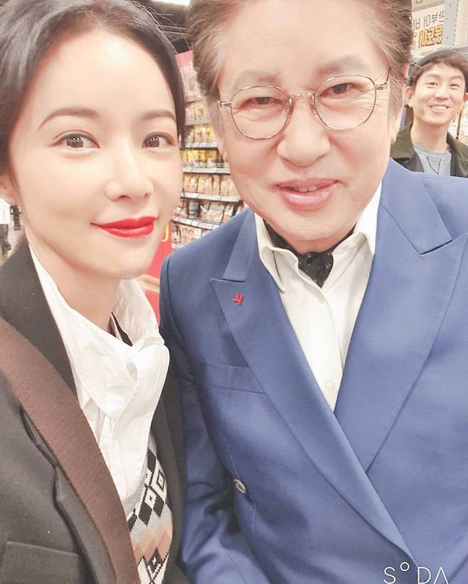 ▲ 황정음(왼쪽)이 김용건과 '셀카'를 찍었다. 출처l황정음 SNS