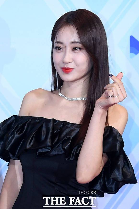 가수 경리가 29일 오후 서울 마포구 성암로 MBC 미디어센터에서 열린 '2019 MBC 방송연예대상'에 참석해 포토타임을 갖고 있다. /남용희 기자