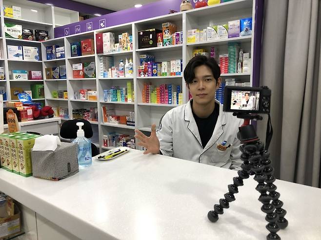 약사 유투버 '약쿠르트(박승종)'가 방송 영상을 찍고 있는 모습. /사진=민승기 기자