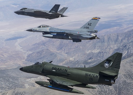 가상적기 서비스업체 드라켄 인터내셔널 소속 A-4 공격기(아래쪽)가 미 공군 F-16, F-35A 전투기와 합동훈련을 하고 있다. 드라켄 인터내셔널 제공