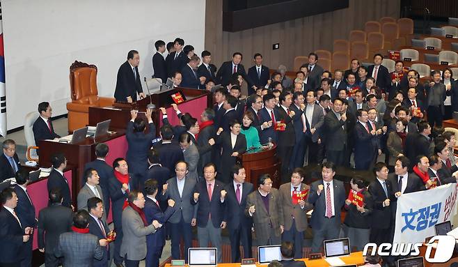 문희상 국회의장이 30일 오후 서울 여의도 국회 본회의장에서 열린 제374회 국회(임시회) 제1차 본회의에서 발언을 하고 있다. 2019.12.30/뉴스1 © News1 임세영 기자
