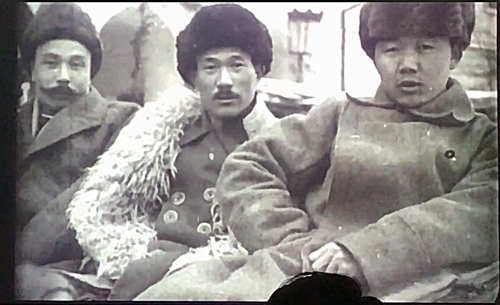 1922년 1월 모스크바 극동민족대회에 참석한 독립운동 지도자들. 왼쪽은 여운형이고 가운데가 최운산 장군으로 추정된다. [반병률 교수 제공]