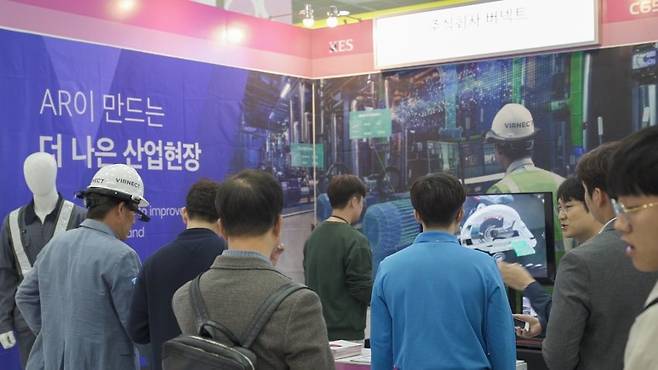 한국전자전에서 버넥트 부스를 찾은 고객들이 설명을 듣고 있다, 출처: 버넥트