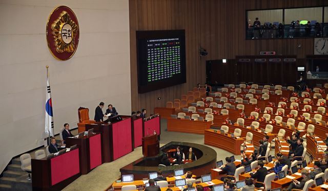 지난 30일 국회 본회의에서 정의당 윤소하 의원이 발의한 '고위공직자범죄수사처법(공수처법)'이 통과되고 있다. 연합뉴스