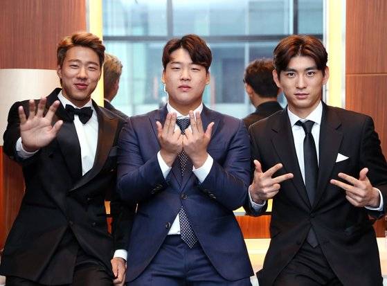 짓궂은 농담에서 서로를 향한 애정이 전해진다. 한국 야구의 미래이자 최근 세 시즌 신인왕 수상자인 키움 이정후·KT 강백호·LG 정우영이 2020년을 맞아 서로를 향한 덕담을 전했다. 포즈를 부탁하자 각자 소속팀의 세레모니를 하며 차기 시즌 선의의 경쟁 의지를 드러냈다. 김민규 기자