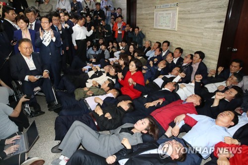4월26일 당시 국회 회의실 앞에 드러누워 진입 막는 자유한국당 [연합뉴스 자료사진]
