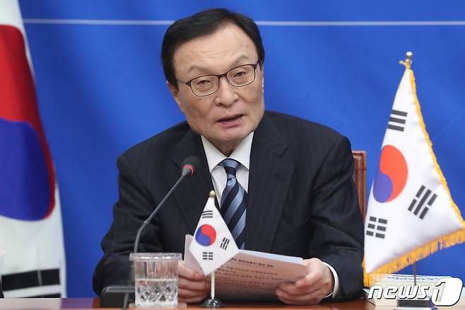 이해찬 더불어민주당 대표가 2일 오전 서울 여의도 국회에서 열린 인재영입 3호인 한미연합사 부사령관 출신 김병주 예비역 대장 입당식에서 환영사를 하고 있다. 2020.1.2/뉴스1 © News1 임세영 기자
