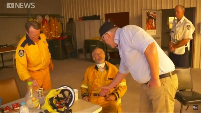 스콧 모리슨 호주가 2일 가장 큰 산불 피해를 입은 뉴사우스웨일스주 코바르를 방문해 산불 피해현장 방문해 산불과 사투를 벌이고 있는 한 소방관에게 악수를 청하다 거절당하고 있다. AU ABC news 캡처