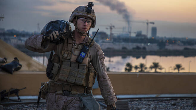 4일(현지시간) 이라크 바그다드에 위치한 미 대사관에서 신속 대응팀에 소속된 한 미군이 대사관 방어를 위해 모래 주머니를 옮기고 있다.[AP]