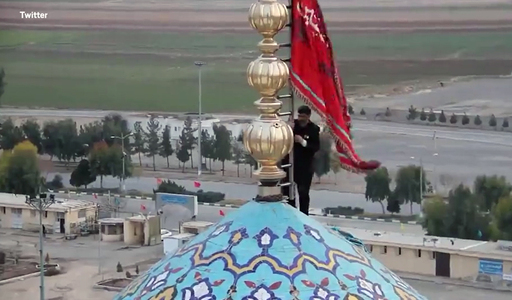  4일(현지시간) 이란 시아파 성지 쿰에 위치한 잠카란 모스크에 ‘피의 복수’를 뜻하는 붉은 깃발이 내걸였다. 이란 국영TV 갈무리.