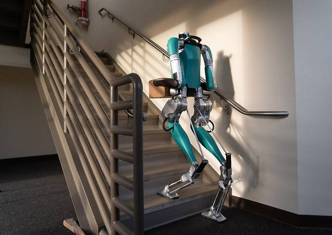 사람처럼 걸어서 물품을 배달하는 2족 보행로봇이 시판됐다. 어질리티로보틱스 제공