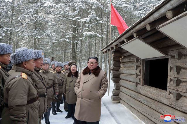 1지난해 12월 4일 김정은 북한 국방위원장이 '백두산지구 혁명전적지들'을 돌아봤다고 조선중앙통신이 보도했다. 조선중앙통신 연합뉴스